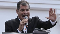 Correa desafía a la oposición a proponer consulta revocatoria