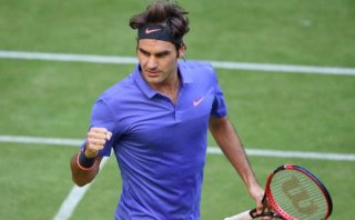 Roger Federer y su increíble salvada desde el suelo