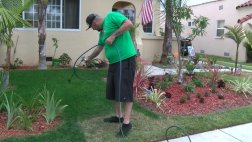 En California pintan los jardines de verde por culpa de sequía