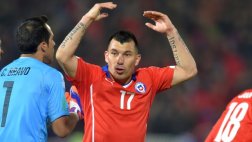 Gary Medel obligó a compañeros a saludar al público tras el 3-3