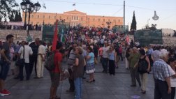 Griegos marchan a favor del Gobierno y contra la austeridad