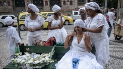 Brasil: Apedrean a niña que salió de una fiesta vestida así