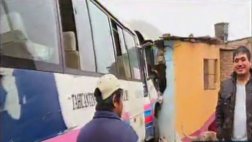 Independencia: coaster chocó contra vivienda y dejó dos heridos