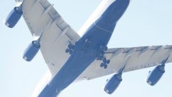 Un polizón cae desde un avión y muere sobre una casa en Londres