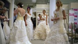 Un vestido de novia de papel higiénico gana premio de US$10.000