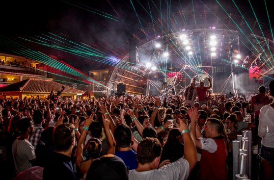 La fiesta interminable en Ibiza, España