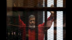 Mursi compareció ante jurado con atuendo de condenado a muerte