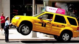 YouTube: Policía intimida a un taxista levantando su auto