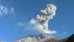 Volcán Ubinas: nueva explosión y dispersión de cenizas