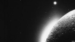 ¿Cuál es el origen de la nube de polvo que envuelve la Luna?
