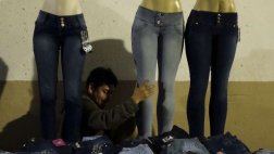 ¿Usas jeans ajustados? Médicos advierten sobre estos peligros
