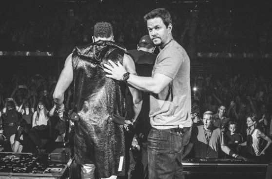 Mark Wahlberg se subió al escenario con New Kids on the Block