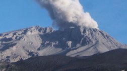 Volcán Ubinas podría seguir con fuertes emisiones de ceniza