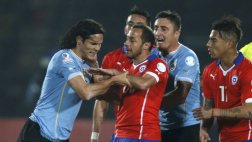 Cavani fue expulsado por esta agresión tras provocación de Jara