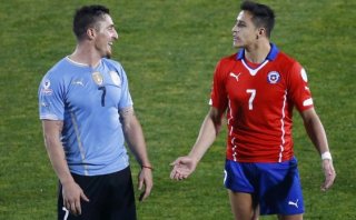 Alexis Sánchez se quejó del juego fuerte de los uruguayos