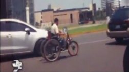Hombre en silla de ruedas arriesga su vida en el tráfico