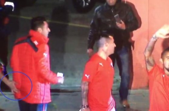 Claudio Bravo se burló de Jara imitando su acción contra Cavani