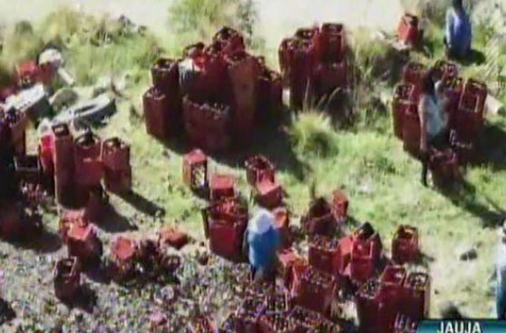 Camiones de cerveza chocaron y pobladores se robaron las cajas