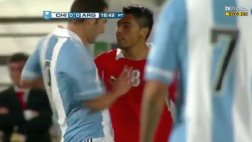 En el 2012 Gonzalo Jara le hizo a Higuaín lo mismo que a Cavani