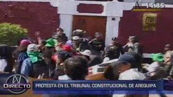 Trabajadores lanzaron huevos a sede de Tribunal Constitucional