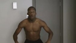 Advíncula protagonista del nuevo comercial "bloqueo, bloqueo"