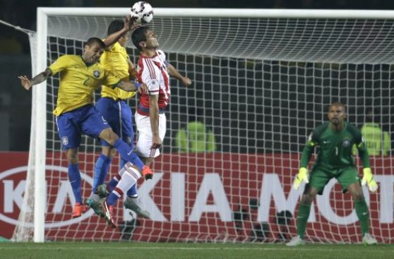 ¿Fue penal? Thiago Silva metió mano y Paraguay empató a Brasil