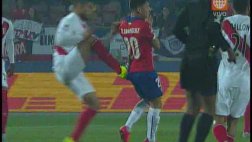 Carlos Zambrano fue expulsado por esta agresión sobre Aránguiz