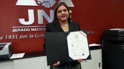 Karina Beteta recibió sus credenciales de congresista en el JNE