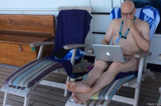 La historia del hombre que decidió pasar un año "desnudo"