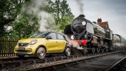 YouTube: Smart crea auto que avanza por las vías del tren