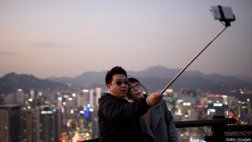 ¿Por qué Disney prohibió en sus parques los selfie sticks?