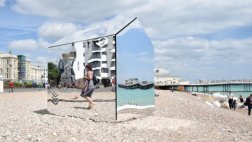 Una casa espejo en medio de una playa del Reino Unido