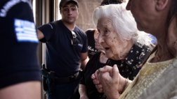 Grecia: Jubilados se agolpan en los bancos por sus 120 euros