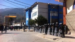 Universitarios lanzan naranjas y piedras para evitar diligencia