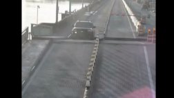 YouTube: Conductor distraído salta un puente levadizo