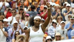 Serena Williams venció a su hermana Venus y avanzó en Wimbledon