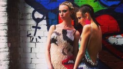 Estos glamorosos vestidos están hechos con uñas de plástico