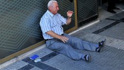 Anciano que lloró en las puertas de banco griego recibirá ayuda