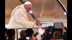 Papa Francisco tomó mate de coca antes de aterrizar en Bolivia