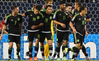 México goleó 6-0 a Cuba con triplete de Peralta en Copa de Oro