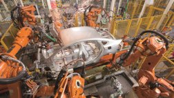 Inversión millonaria en robots que fabricarán auto de Ford