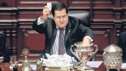 Contando votos legislativos para la nueva Mesa Directiva