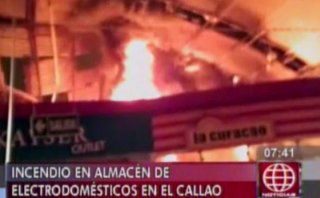 Incendio destruyó almacén de tienda La Curacao en el Callao