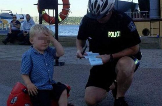 Multan a niño por estacionar mal su moto de juguete