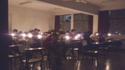 El examen a oscuras de universitarios dio la vuelta al mundo