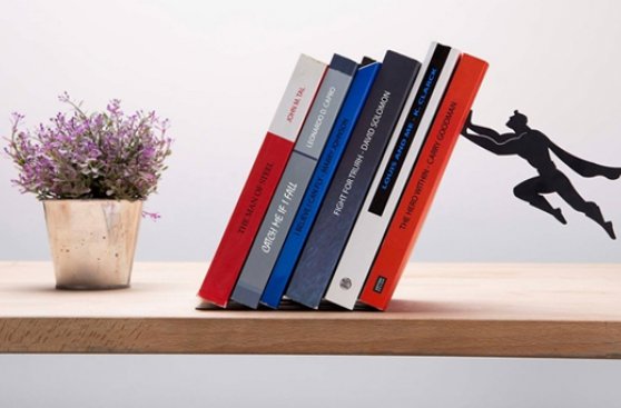 Mantén tus libros ordenados con la ayuda de un súper héroe