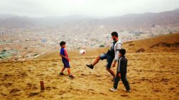 Carlos Zambrano llevó alegría a un cerro de Ventanilla