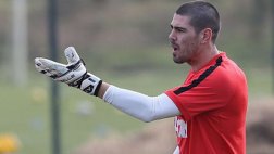 Víctor Valdés responde al holandés Van Gaal con un "respect"