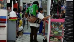 Joven cargado por madre vendedora de golosinas recibirá ayuda