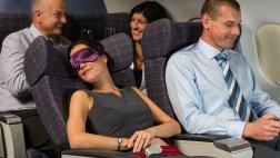 Sigue estos consejos para poder dormir plácidamente en un avión